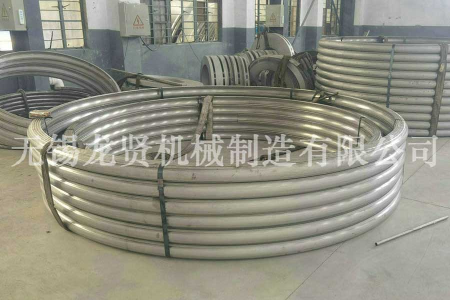 高速公路上的半圓管！